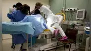 Por complicaciones en el parto, dejan parte del cuerpo de un bebé en el útero de su madre
