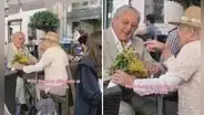 Adulto mayor invita a su esposa a una cita romántica y la sorprende con un ramo de flores