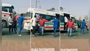 Cobrador de combi hace de todo para quitarle el pasajero a otro colega de trabajo