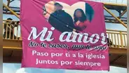 “No te cases, aún te amo”: curioso cartel colgado en medio de un puente llama la atención de peatones
