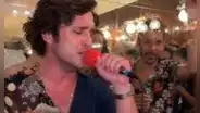 Captan a Diego Boneta cantando desafinado en una reunión