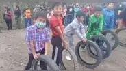 Piura: niños se divierten jugando Llanta Cross durante celebración de la Vírgen del Carmen