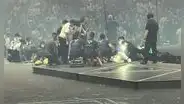 En pleno concierto, una pantalla gigante cae sobre el escenario y deja 3 heridos