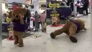 Animador disfrazado se lleva las miradas en un centro comercial al cumplir el Anitta challenge