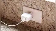 ¿Por qué no debes dejar enchufado el cargador de tu teléfono?