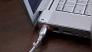 ¿Es bueno o malo tener la laptop siempre conectada al enchufe?