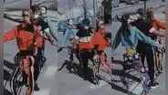 Artista callejero sorprende a choferes con un espectáculo de marionetas bailarinas