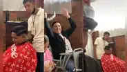 Estudiante le realiza un corte de cabello a su compañero en pleno salón de clases