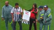 Alianza Lima rinde homenaje a la bicampeona mundial Kimberly García durante el clásico