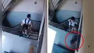 Joven baja las escaleras con sus 6 perros para no dejarlos solos durante el sismo de México