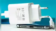 ¿Cuáles son las marcas de teléfonos que siguen incluyendo el cargador dentro de su caja?