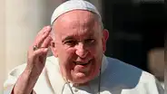 Operan con éxito al papa Francisco por riesgo de obstrucción intestinal