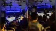 Joven se pone a bailar reggaetón con la baranda del ómnibus y todos los pasajeros cantan y la aplauden
