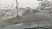 Tráiler sufre fallas mecánicas en plena pista, pero chofer hace maniobra y evita una tragedia