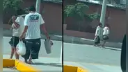 Es paseado por su pareja con una correa en el cuello y genera indignación en redes