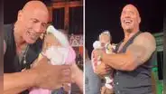 Dwayne Johnson, ‘La Roca’, enternece al cargar a una bebé durante la promoción de su película