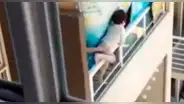Casi termina en tragedia: graban a un niño jugando en la barandilla de un balcón en el piso 21
