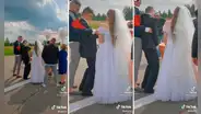 Joven llega ebrio el día de su boda y sus amigos le colocan el anillo a la novia