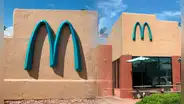 ¿Dónde está el único restaurante de McDonald’s en el mundo con el logo azul?