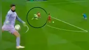 Salah recibió una gran asistencia de Alisson, desairó a Cancelo y definió como crack