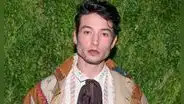 Ezra Miller pasaría hasta 26 años en la cárcel al declararse inocente por robo y allanamiento