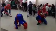 Sorprenden a niño en su fiesta con imitador de Spiderman y hace una pirueta de la emoción