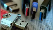 ¿Qué significan los colores que ves en los cables y puertos USB, y para qué sirven?