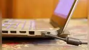 ¿Qué ocurre si dejo el cargador de mi laptop enchufado?