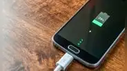 ¿Qué pasa si el cable de tu cargador se moja y lo conectas a tu teléfono? Descúbrelo