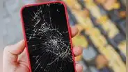¿Cómo saber si la pantalla de tu teléfono se ha roto o si se trata del protector? Te enseñamos