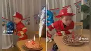 Niño se viste de bombero para su cumpleaños, pero se asusta con el fuego de la vela