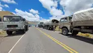Aimaras impiden ingreso de portatropas y blindados con el bloqueo de vías en Puno