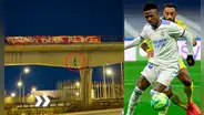 Hinchas de Atlético de Madrid cuelgan muñeco de Vinícius en puente con mensaje de odio