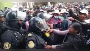 Puno: policías despejan vías para avance de vehículos del Ejército, pero aimaras los enfrentan