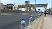 Transeúntes dejan botellas de agua para manifestantes que marchan hacia el Centro de Lima
