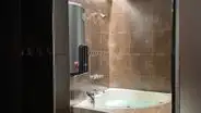 Arequipa: Alcalde de Socabaya colocó jacuzzi y trotadora en su oficina