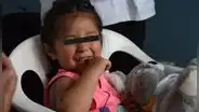 Dos niñas escuchan por primera vez los sonidos del mundo: al principio lloran, luego se ve la felicidad