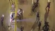 Paro nacional: policía y manifestante se abrazan en medio de la protesta en la av. Abancay