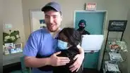 Youtuber MrBeast costea la cirugía de 1.000 invidentes para que puedan ver por primera vez