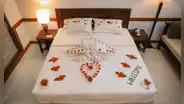 ¿Dónde revisar si hay cámaras escondidas en un cuarto de hotel y cómo denunciarlo?