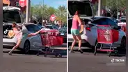 Mujer demuestra su elasticidad al atrapar un carro de compras con las piernas mientras habla por celular