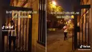 Intenta abrir una pequeña reja para entrar a su casa y no se da cuenta de que tenía la puerta abierta