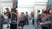 Motorizado salsero: lo envían a dejar un delivery a una fiesta y se queda bailando con la orquesta