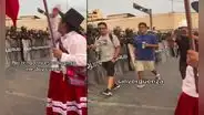 “Métele bala”: 2 jóvenes piden ello a la PNP mientras una manifestante protestaba