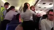 Mujer pierde el control luego de que su novio le terminara en pleno vuelo de avión