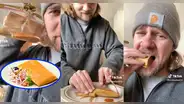 Turista se hace viral por comer el tamal con todo y panca sin saber que debía sacarlo