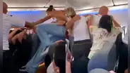 Discusión de 2 mujeres terminó en brutal pelea en un avión: la compañía expulsó a 15 pasajeros