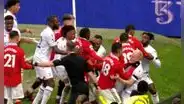 Casemiro ahorcó a un rival en pleno partido y recibió la tarjeta roja tras revisión en el VAR