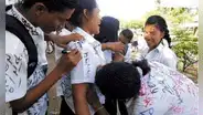¿Recuerdas el rayado de camisas, la tradicional costumbre de los escolares para decir adiós al colegio?