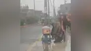 Mujer continúa con venta de salteñas a pesar de la intensa lluvia en Puno